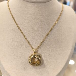 Collar dorado en nudo