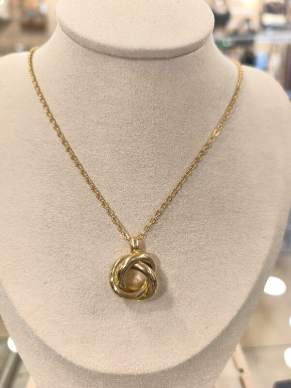 Collar dorado en nudo