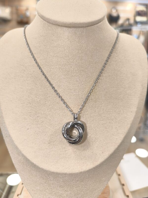 Collar plateado de nudo