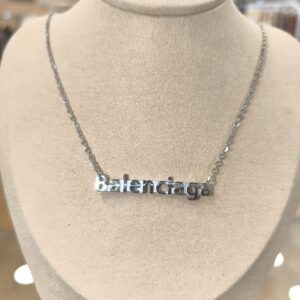Collar plateado de nombre