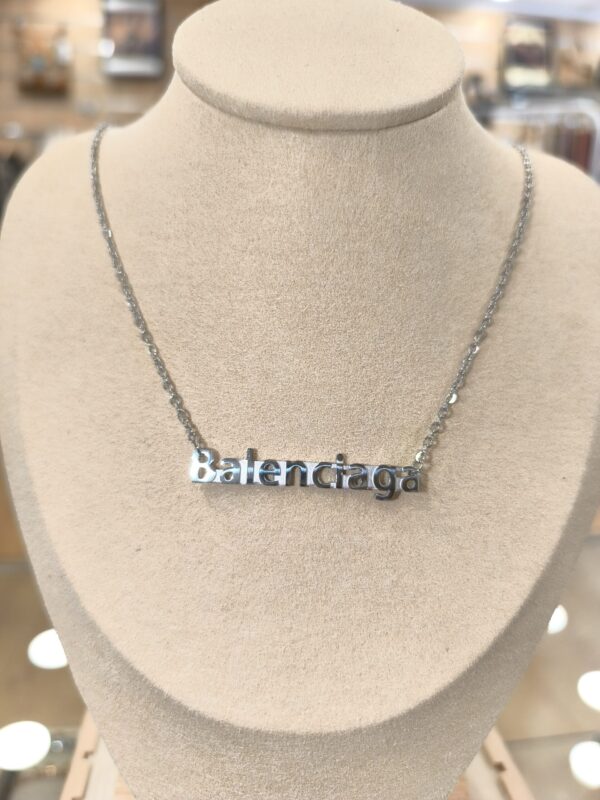 Collar plateado de nombre