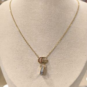 Collar dorado con iniciales GG