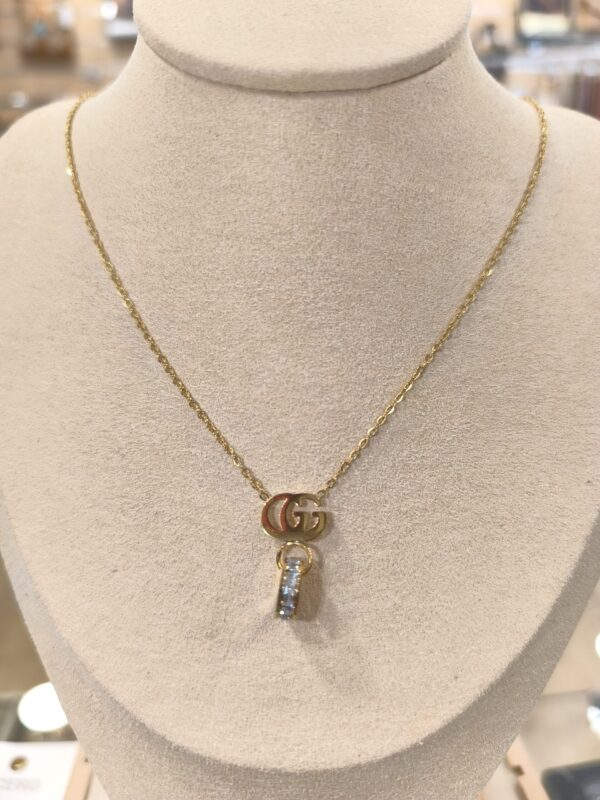 Collar dorado con iniciales GG