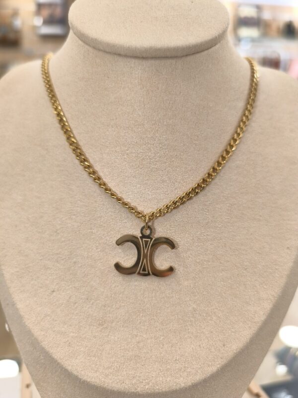 Collar con C invertidas