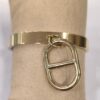 Pulsera dorada en forma de hebilla