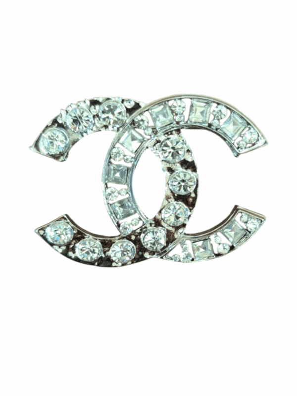 Broche plateado con brillantes