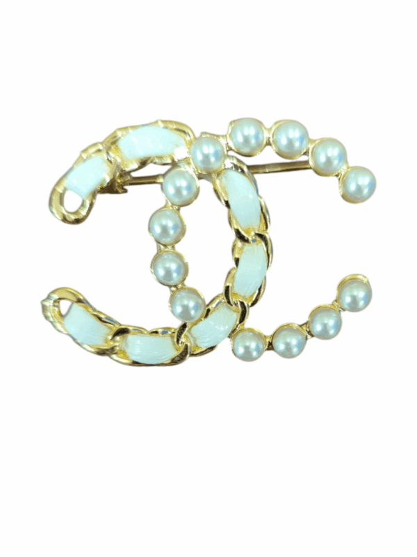 Broche con perlas y cuerda blanca
