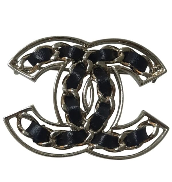 Broche de cuerda negra