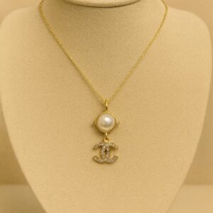 Collar dorado con perla