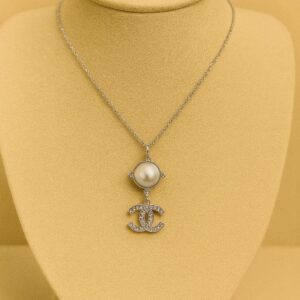 Collar plateado con perla